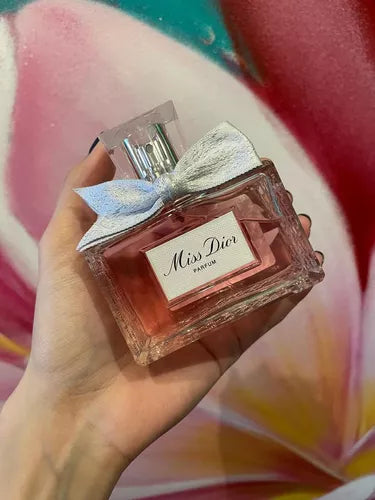 Miss Dior + Yara + Coco Chanel + perfumero